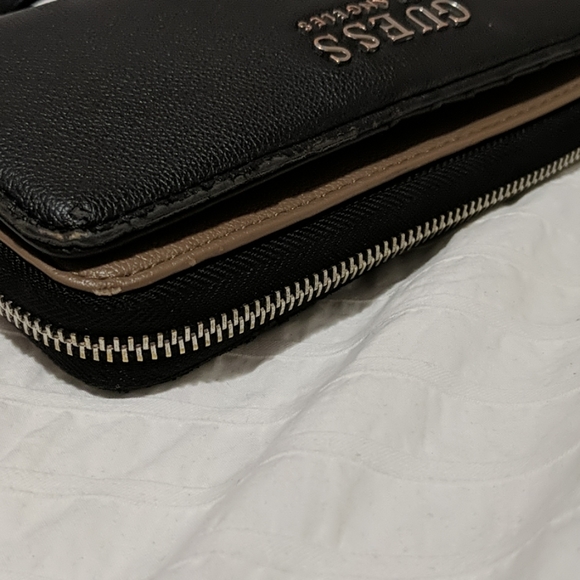 Black and Tan Guess Los Angeles Clutch - Picture 3 of 6